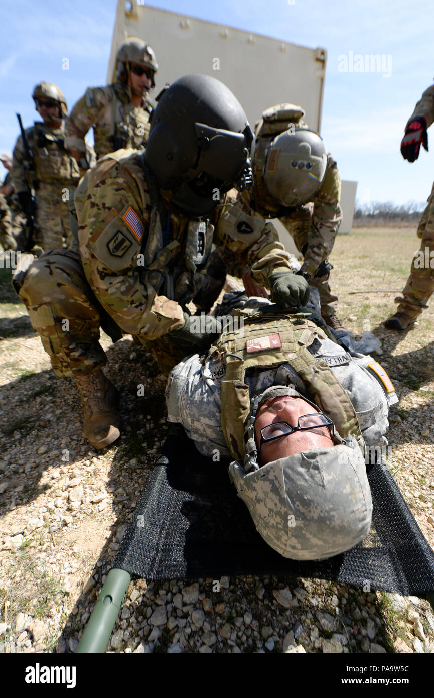 Tactical air parte di controllo aviatori assegnati alla 147th aria supportano operazioni squadrone, 147th ala di ricognizione in base al campo di Ellington in Houston, lavorare a stretto contatto con i soldati della Texas Army National Guard 197th della truppe speciali Supporto Azienda Marzo 5, 2016 a Camp Swift vicino Bastrop, Texas. L'aria guardie eseguite in prossimità del supporto di aria e di un assalto con i soldati e l'esercito aviatori per individuare un elevato valore bersaglio in un combattimento simulato l'ambiente. (Air National Guard foto di Senior Airman Chasity Lollis/rilasciato) Foto Stock