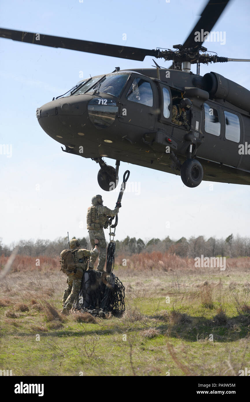 Tactical air parte di controllo aviatori assegnati alla 147th aria supportano operazioni squadrone, 147th ala di ricognizione in base al campo di Ellington in Houston, lavorare a stretto contatto con i soldati della Texas Army National Guard 197th della truppe speciali Supporto Azienda Marzo 5, 2016 a Camp Swift vicino Bastrop, Texas. L'aria guardie imbracatura eseguite le operazioni di carico in un combattimento simulato l'ambiente. (Air National Guard foto di Senior Airman Chasity Lollis/rilasciato) Foto Stock