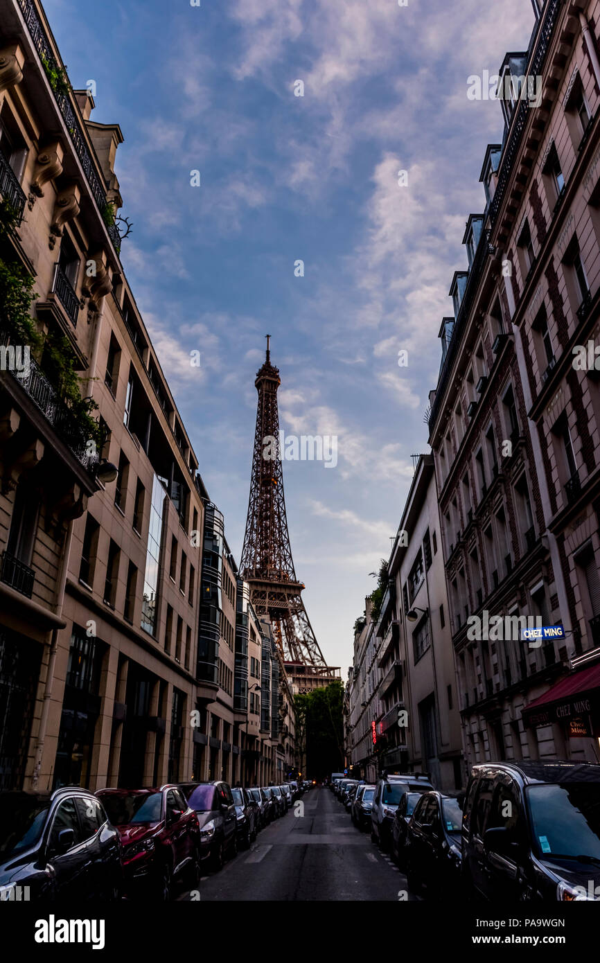 Bassa street shot della Torre Eiffel, Parigi, Francia Foto Stock