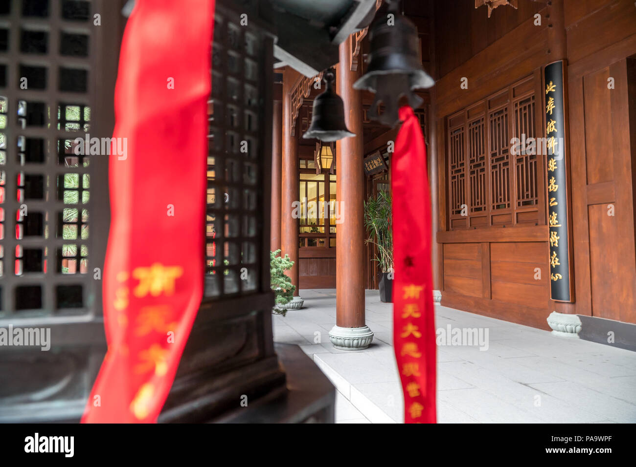 La Cina a Shanghai - Novembre 5, 2017 : Shanghai vecchio tempio buddista, Longhua Temple, tradizionali nastri rosso con auguri. Foto Stock