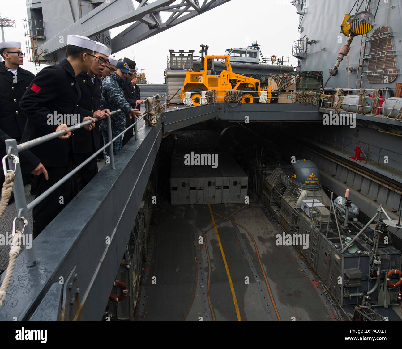 160305-N-KB426-021CHINHAE, Repubblica di Corea (5 marzo 2016) - Tenente j.g. Benjamin W. Rathwell spiega le funzioni del dock anfibio sbarco nave USS Germantown (LSD 42) ben coperta alla Repubblica di Corea (ROK) marinai della marina durante un tour della nave. Germantown è assegnato al Bonhomme Richard Expeditionary Strike gruppo (BHRESG) e sta conducendo una pattuglia di routine nel 7 ° Flotta area di operazioni lungo con il avviato 31 Marine Expeditionary Unit (MEU). (U.S. Foto di Marina di Massa lo specialista di comunicazione di terza classe James Vazquez/rilasciato) Foto Stock