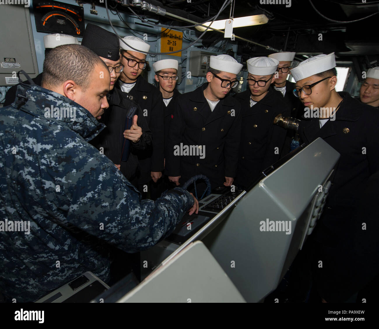 160305-N-KB426-039CHINHAE, Repubblica di Corea (5 marzo 2016) - Tenente j.g. Benjamin W. Rathwell spiega le funzioni del dock anfibio sbarco nave USS Germantown (LSD 42) pilothouse alla Repubblica di Corea (ROK) marinai della marina durante un tour della nave. Germantown è assegnato al Bonhomme Richard Expeditionary Strike gruppo (BHRESG) e sta conducendo una pattuglia di routine nel 7 ° Flotta area di operazioni lungo con il avviato 31 Marine Expeditionary Unit (MEU). (U.S. Foto di Marina di Massa lo specialista di comunicazione di terza classe James Vazquez/rilasciato) Foto Stock