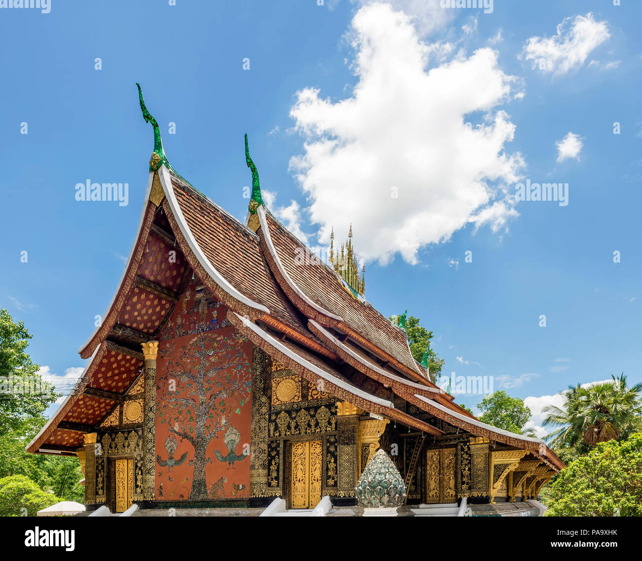 Il bel mosaico "l'albero della vita" nel famoso Wat Xieng Thong tempio di Luang Prabang, Laos Foto Stock