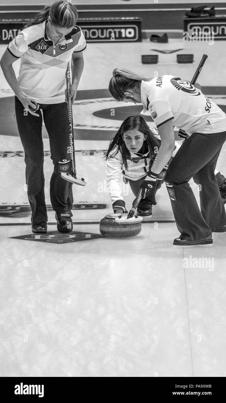 Glasgow, Scozia, della Scozia, 'Skip', Eve MUIRHEAD, 'guida il "tono", "verso la linea di porco' durante la, 'Le Gruyère European Curling Championship's", 2016 Venue, Braehead, Scozia, Domenica 20/11/2016 © Peter SPURRIER, Foto Stock