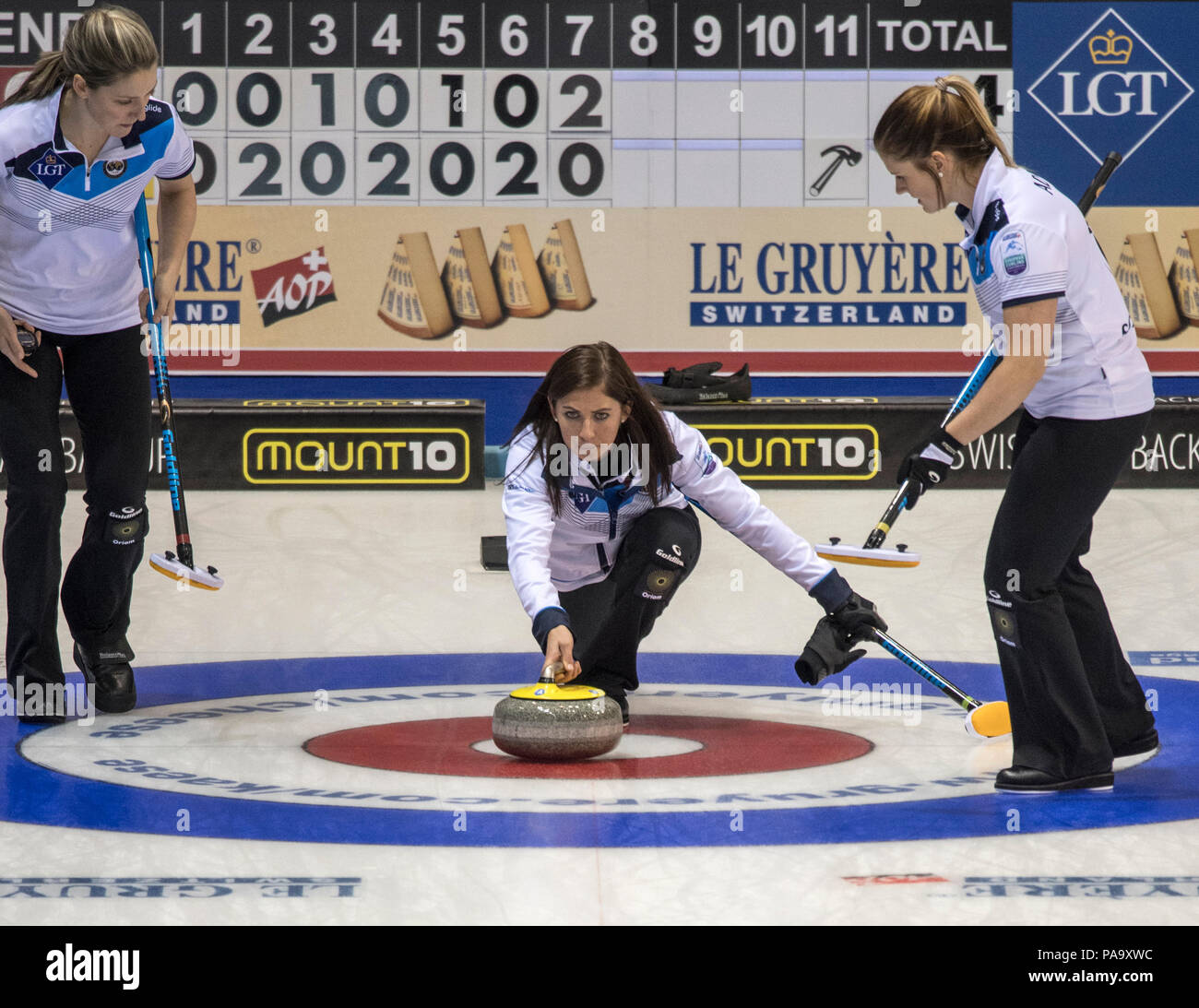 Glasgow, Scozia, della Scozia, 'Skip', Eve MUIRHEAD, 'guida il "tono", "verso la linea di porco', durante il 'Le Gruyère European Curling Championship's", 2016 Venue, Braehead, Scozia, Domenica 20/11/2016 © Peter SPURRIER, Foto Stock