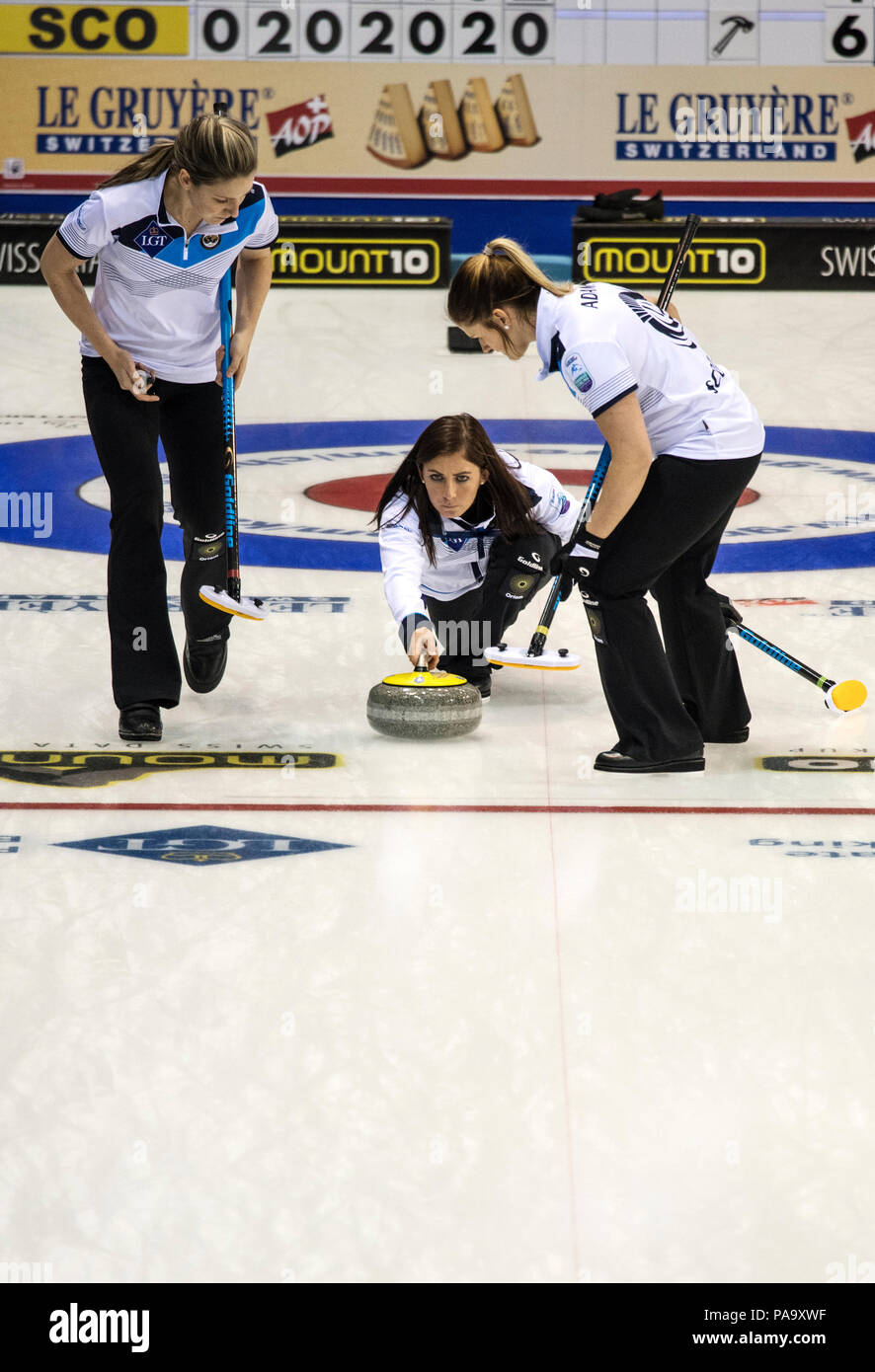 Glasgow, Scozia, della Scozia, 'Skip', Eve MUIRHEAD, 'guida il "tono", "verso la linea di porco', durante il 'Le Gruyère European Curling Championship's", 2016 Venue, Braehead, Scozia, Domenica 20/11/2016 © Peter SPURRIER, Foto Stock