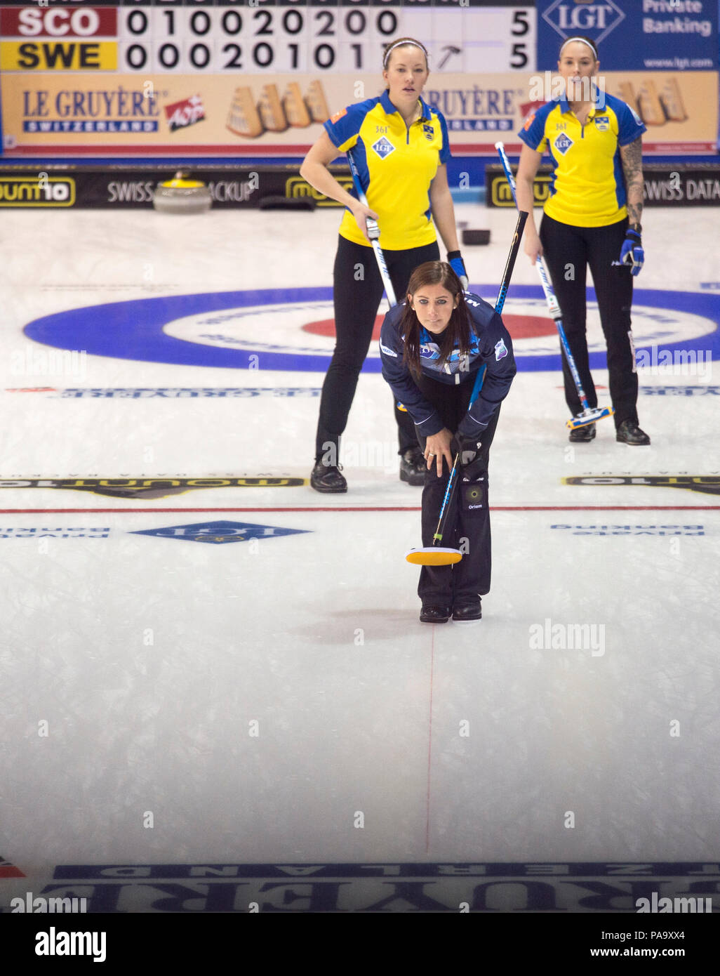 Glasgow, Scozia scozia 'Skip', Eve MUIRHEAD, orologi la sua pietra del progresso, durante il 'Le Gruyère European Curling Championship's", 2016 Venue, Braehead, Scozia, Domenica 20/11/2016 © Peter SPURRIER, Foto Stock