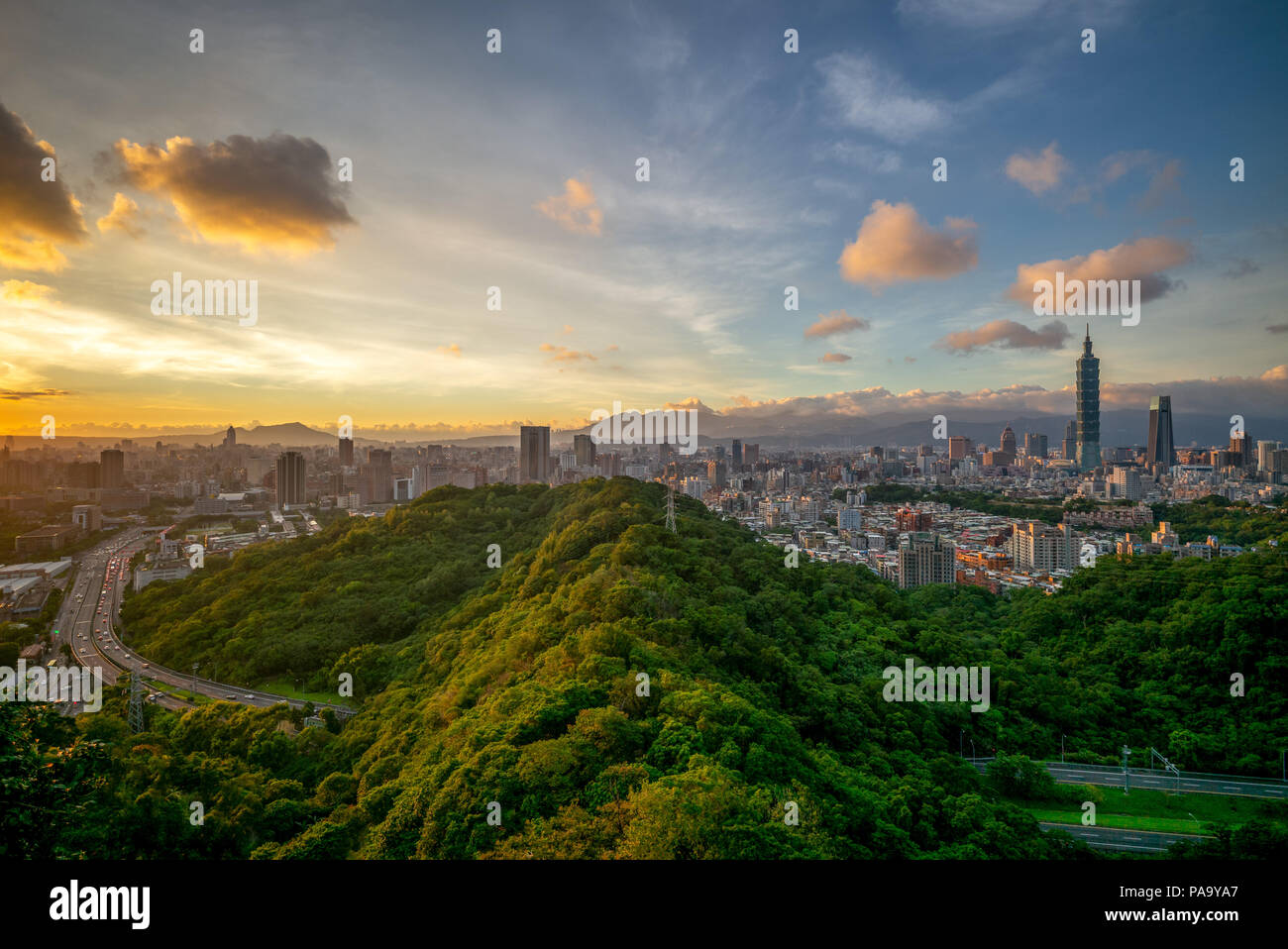 Vista panoramica della città di Taipei di Notte Foto Stock