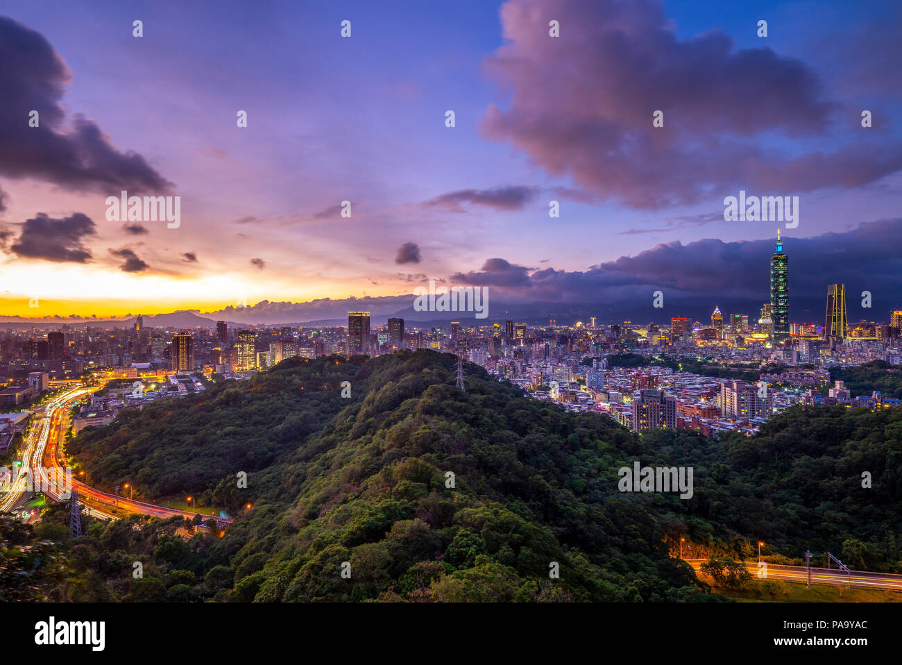 Vista panoramica della città di Taipei di Notte Foto Stock