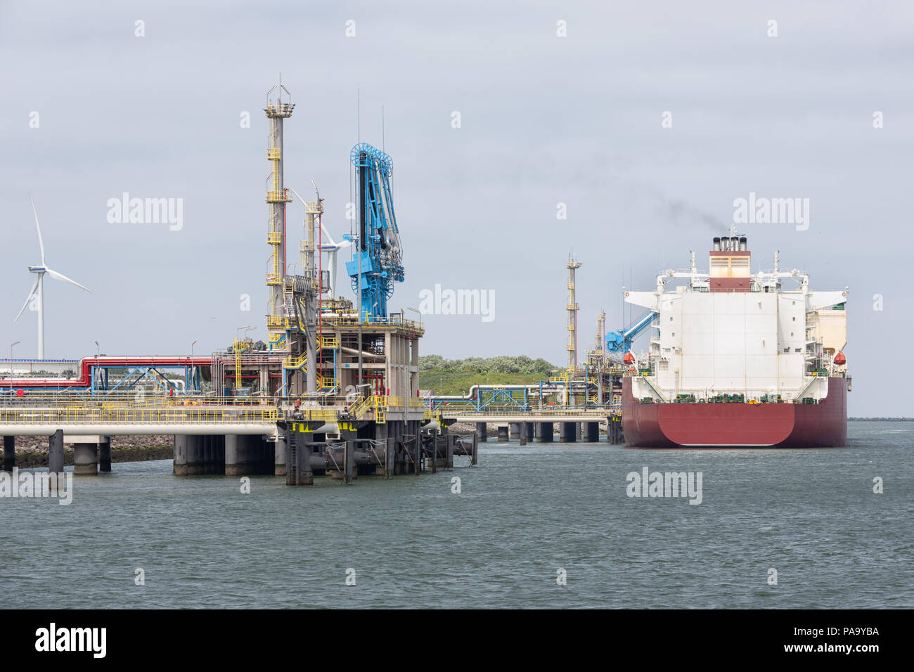 Gas terminal di trasbordo nel porto di Rotterdam, il più grande porto di mare di Europa Foto Stock