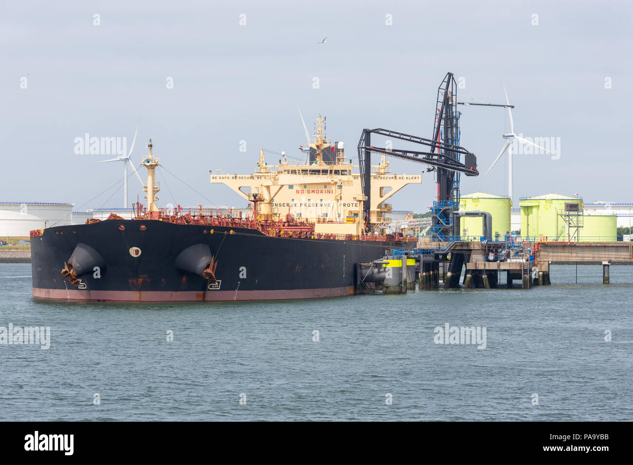 Petroliera nel porto olandese di Rotterdam, il più grande porto di mare di Europa Foto Stock