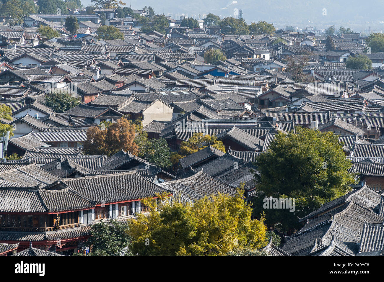 Scenic street nella Città Vecchia di Lijiang, nella provincia dello Yunnan in Cina. Facciate in legno di cinese tradizionale Case. La Città Vecchia di Lijiang è una popolare t Foto Stock