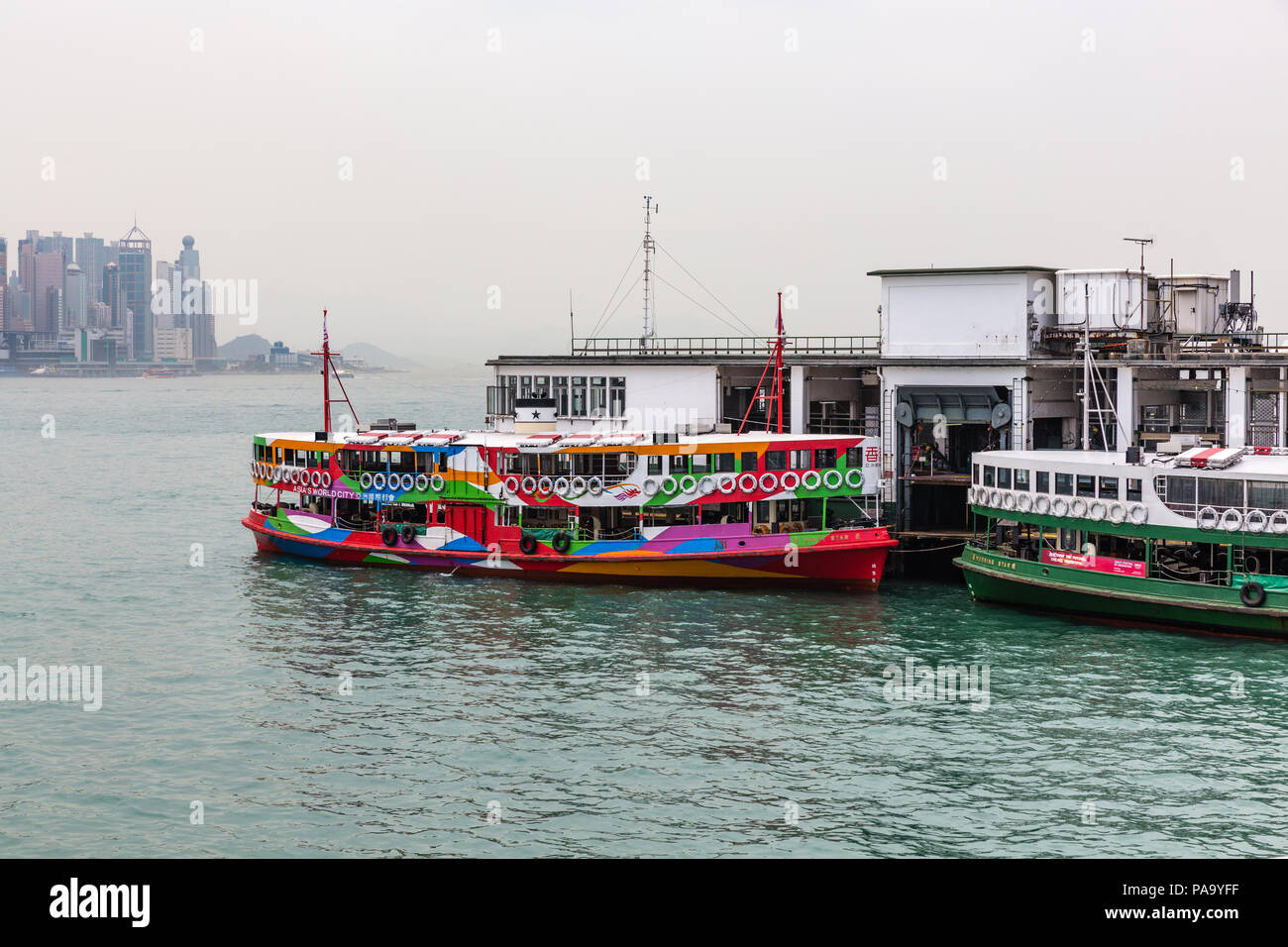 Due star ferries, Stella del mattino e sera Star, ormeggiata a Kowloon. Foto Stock