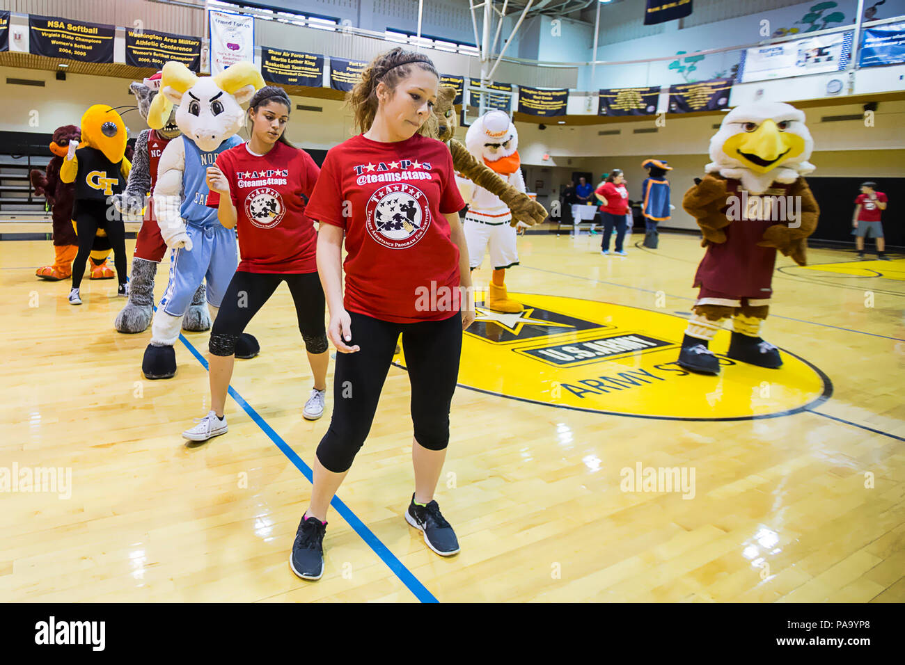 Madi Deck (anteriore) e sua sorella Lexi danza ponte lungo con pochi Atlantico Conferenza Pullman collegiata mascotte 7 Marzo a Fort Myer Centro Fitness su base comune Myer-Henderson Hall. Il torneo di CRNA mascotte hanno trascorso un periodo di tempo non solo giocare a basket ma anche balli durante l'Evento speciale organizzato dalla tragedia del programma di assistenza per i superstiti e di altre organizzazioni. (Base comune sala Myer-Henderson PAO foto di nellâ re) Foto Stock