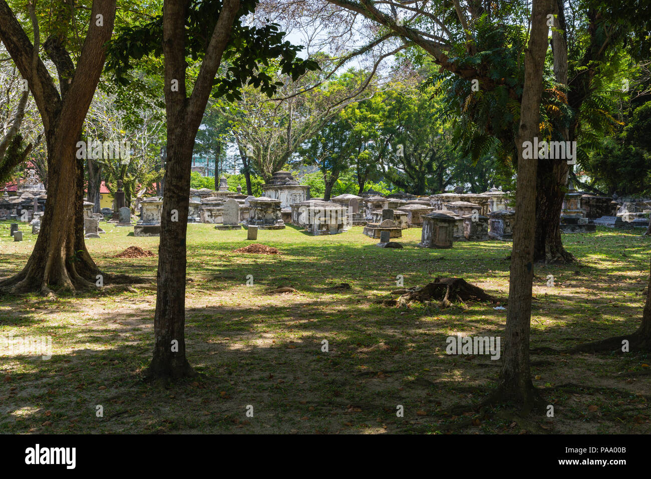 Cimitero Protestante, George Town. Disturbati nella seconda guerra mondiale dalle bombe giapponesi. Malaysia. Foto Stock