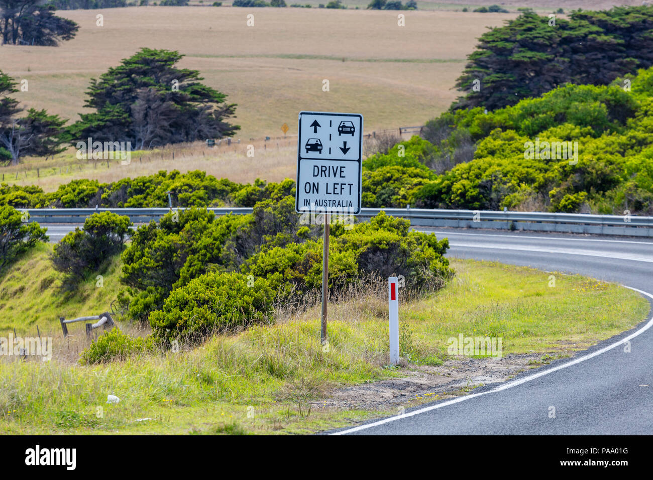 Cartello stradale sulla Great Ocean Road per ricordare ai conducenti di guidare sul lato sinistro, Australia. Foto Stock