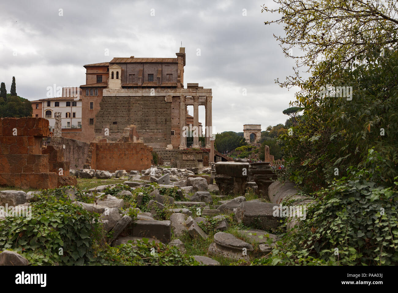 Il Tempio di Antonino e Faustina. Vista laterale del Foro Romano, Roma, Italia. Foto Stock