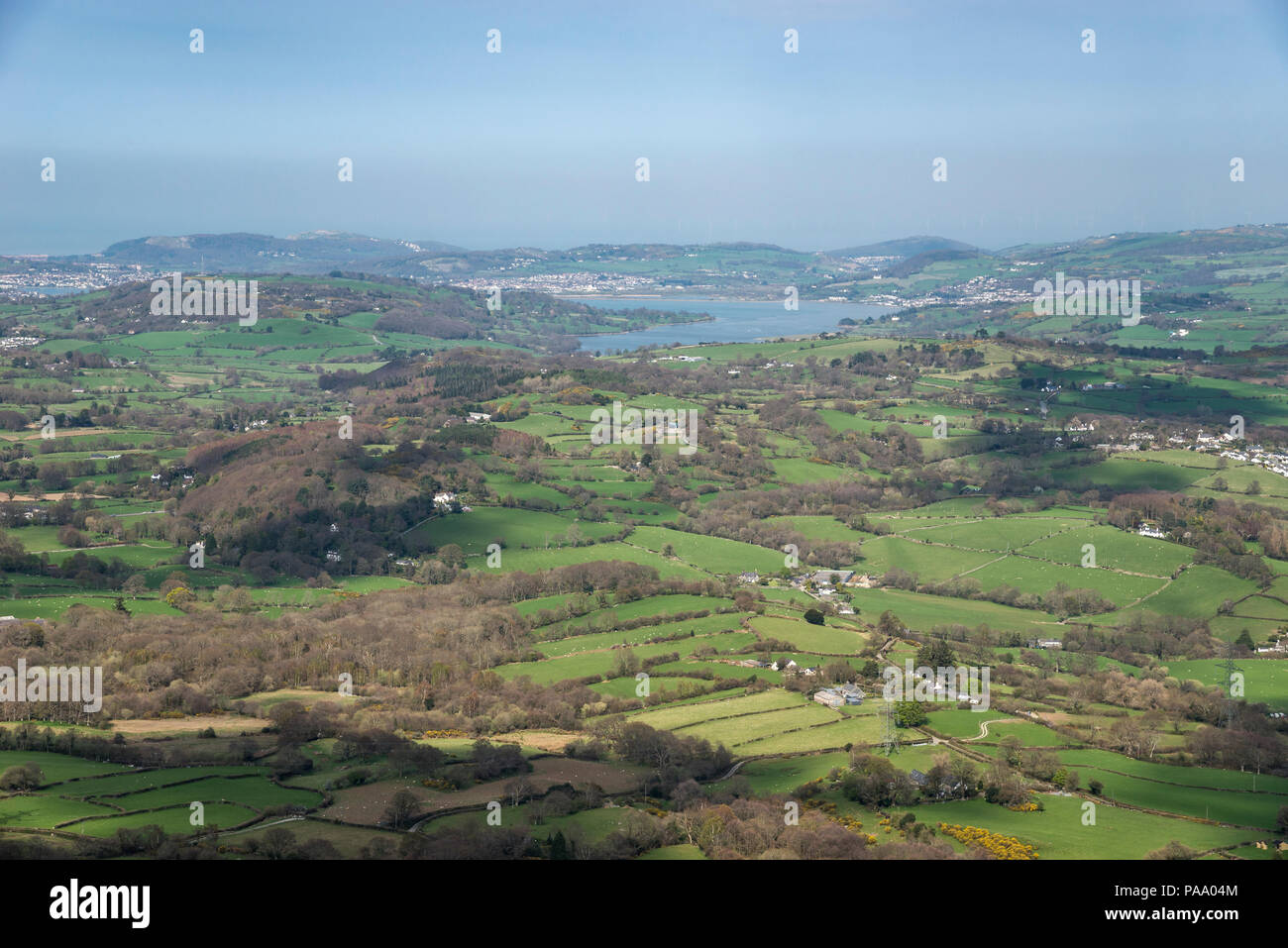 Guardando verso il basso sulla Conwy Valley da Pen-y-Gaer hill fort, Llanbedr-y-Cennin, Galles del Nord, Regno Unito. Foto Stock