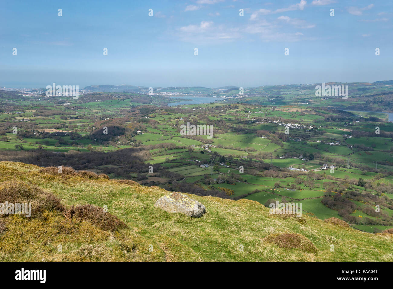 Guardando verso il basso sulla Conwy Valley da Pen-y-Gaer hill fort, Llanbedr-y-Cennin, Galles del Nord, Regno Unito. Foto Stock