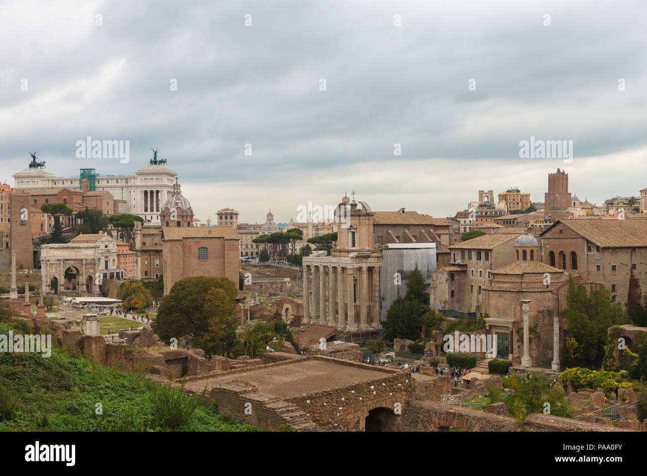 Vista del Foro Romano dal colle Palatino. Roma, Italia. Foto Stock