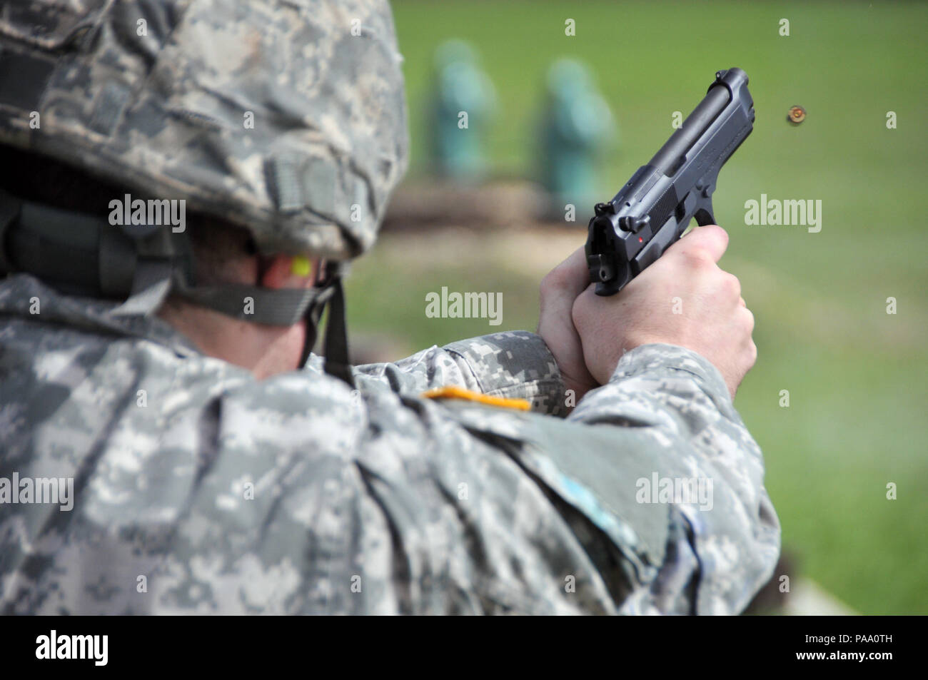 Spc. Connor Walraven, assegnato per gli Stati Uniti Esercito della riserva 319banda armata a Fort Totten, N.Y., incendi un M9 di pistola al terzo e ultimo giorno del 99th sostegno regionale il comando di tre giorni il guerriero migliore concorrenza Marzo 10-12 a Camp Bullis, Texas. Foto Stock