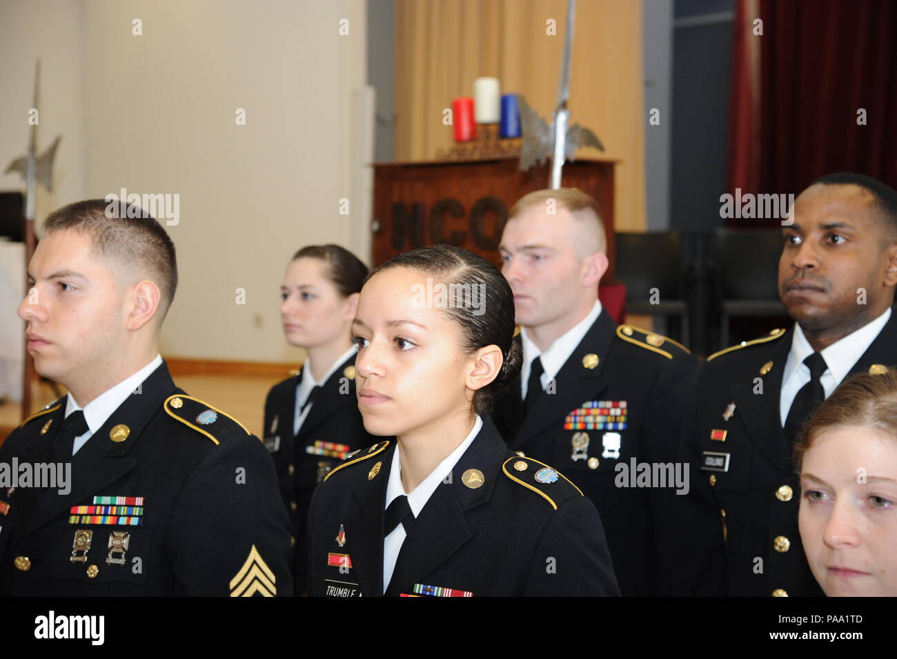 Linea Inductees fino dopo la ricezione del loro le placche durante il noncommissioned ufficiali cerimonia di induzione a Landstuhl Regional Medical Center, Heaton Auditorium di Marzo 10, 2016 Landstuhl in Germania. (U.S. Esercito Foto di Visual Information Specialist Ruediger Hess/rilasciato) Foto Stock