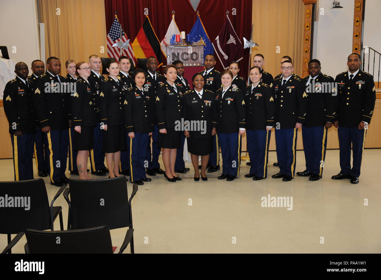 Questa è una foto di gruppo di tutti i nuovi sergenti dopo la Noncommissioned ufficiali cerimonia di induzione a Landstuhl Regional Medical Center, Heaton Auditorium di Marzo 10, 2016 a Landstuhl in Germania. (U.S. Esercito Foto di Visual Information Specialist Ruediger Hess/rilasciato) Foto Stock