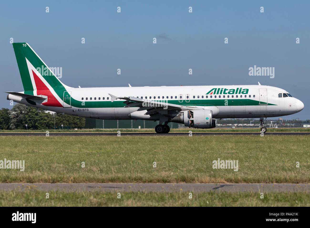 Alitalia italiana A320-200 con registrazione irlandese EI-DTO appena atterrato sulla pista 18R (Polderbaan) dell'aeroporto di Amsterdam Schiphol. Foto Stock