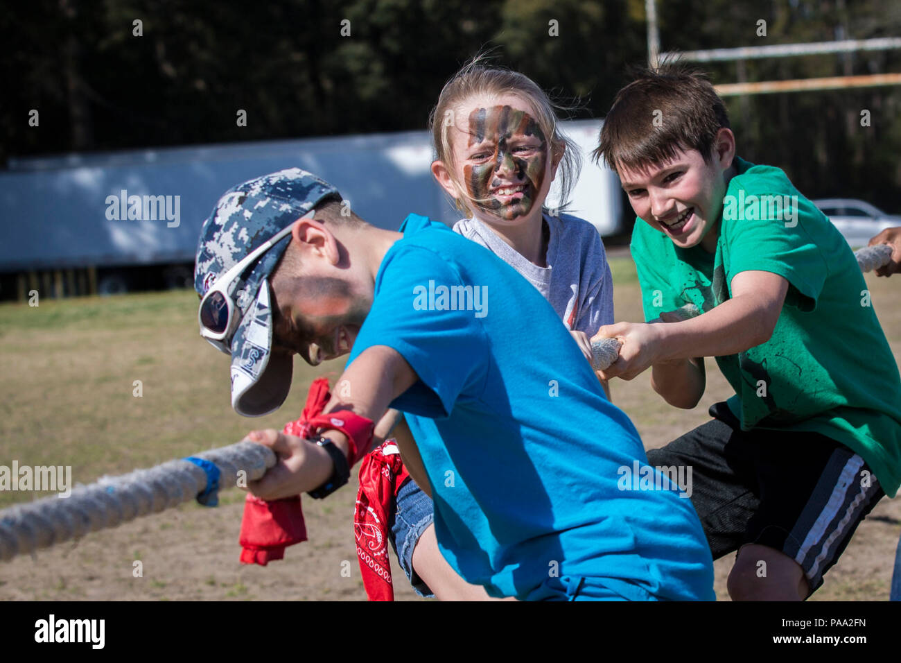 I bambini partecipano in un Tug-of-War durante il lifestyle, approfondimenti, networking, le conoscenze e le competenze del programma Mini-Marine a bordo Marine Corps Air Station Beaufort Marzo 12. La manifestazione è stata suddivisa in stazioni singole evidenziando un elemento di Marine Corps vita. I bambini hanno eseguito una mini combattere fitness test, shot pistole giocattolo a un bersaglio, appreso alcune nozioni di base di auto-difesa tattica e altre attività di team building. Foto Stock