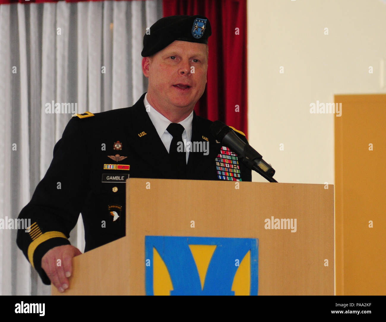 Il Mag. Gen. Duane A. Gamble, comandante generale, XXI Theatre supporto comando offre commento momenti dopo presiedere un ventunesimo Theatre supporto comando arruolati senior leader cambio di responsabilità cerimonia 18 Marzo presso il Club di Armstrong sulla Vogelweh complesso militare. Il comando in uscita Sgt. Il Mag. Rodney Rhoades ha trasferito la propria responsabilità per il comando Sgt. Il Mag. Stanley Richards dopo 28 mesi di intensa come la TSC superiore dell uomo arruolato durante la cerimonia. Il comando in uscita sergente maggiore assume le responsabilità come soldati senior advisor per assistente capo del personale per l'installazionedi un Foto Stock