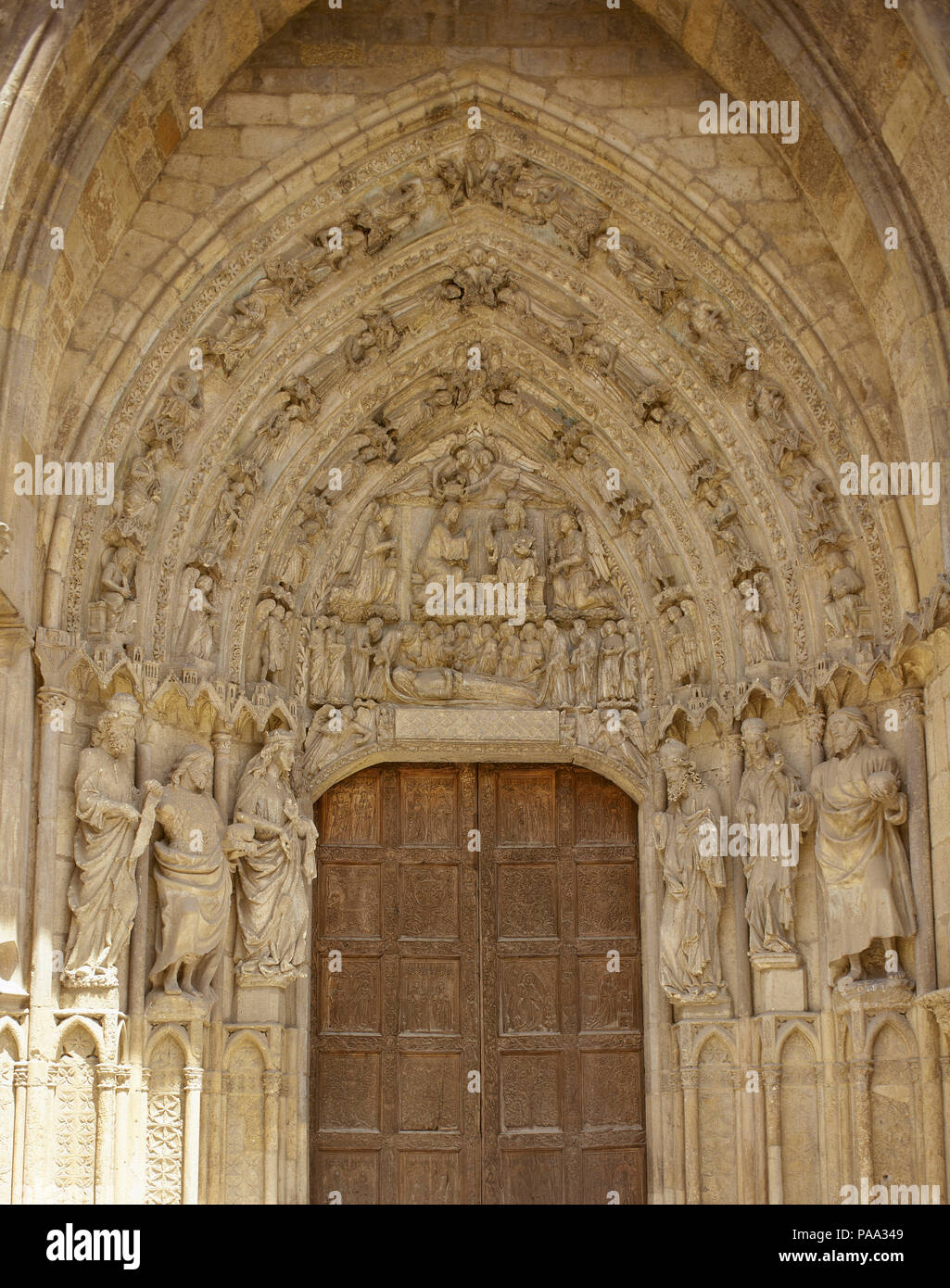 Spagna, Castiglia e Leon, Leon. Santa Maria de Leon Cattedrale. In stile gotico. Il XIII secolo. Il suo design è attribuito al Maestro Enrique. La facciata occidentale. A destra di Porta San Francesco (San Francisco), decorata con figure di profeti e l'Incoronazione della Vergine. Foto Stock