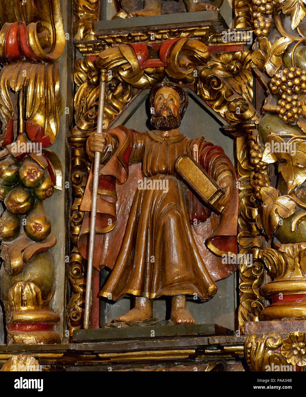 Spagna Galizia, provincia di La Coruña, a San Andrés de Teixido (Santo Andre de Teixido). Santuario. Altrepiece barocca del XVIII secolo, sull'altare maggiore, di Miguel Lopez de la Peña. Dettaglio di uno dei dodici apostoli. Foto Stock