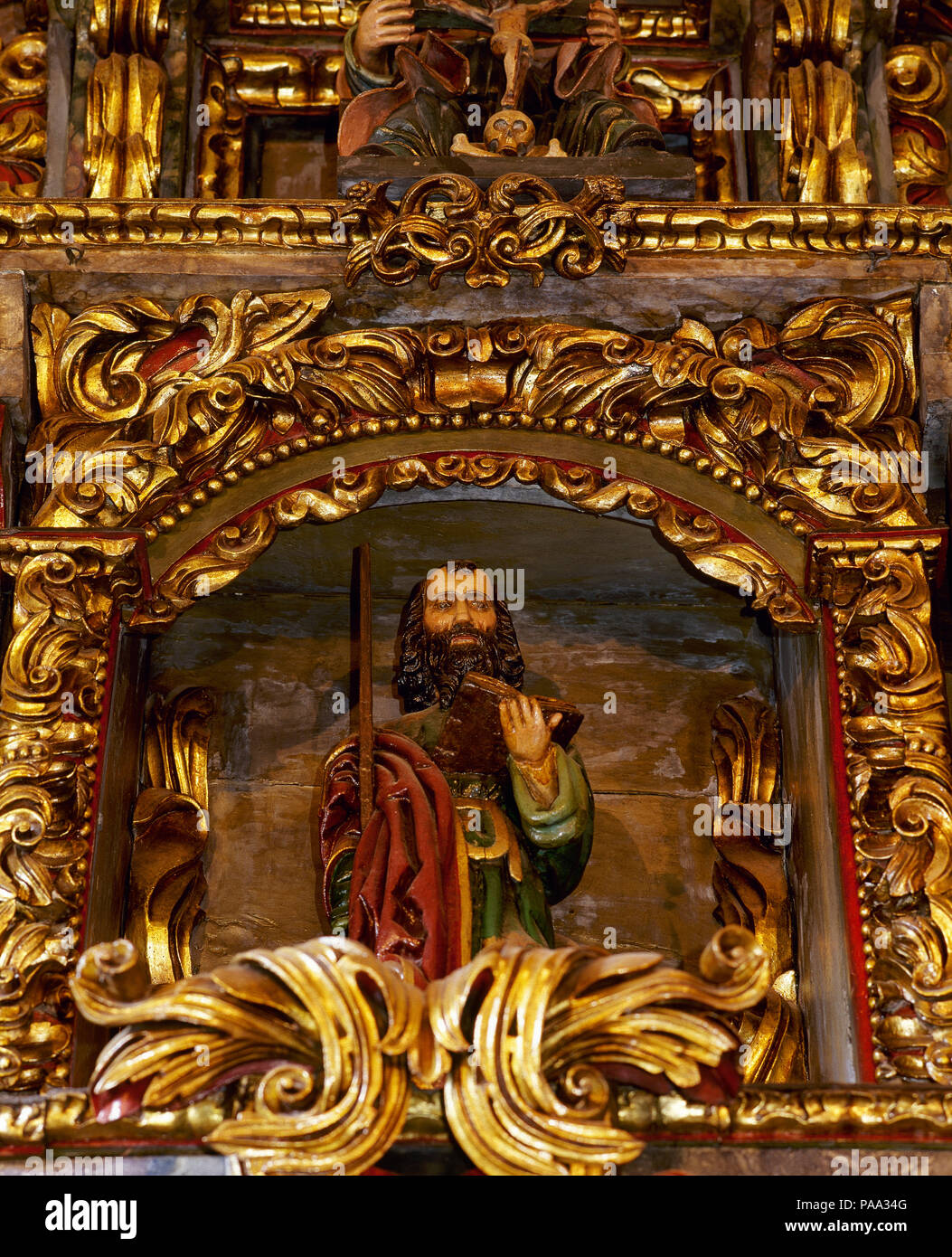 Spagna, Galizia, La Coruña provincia, a San Andrés de Teixido (Santo Andre de Teixido). Santuario. Sull' altare principale, pala d altare barocco del XVIII secolo da Miguel Lopez de la Peña. Dettaglio di uno dei dodici Apostoli, San Giuda Taddeo. Foto Stock