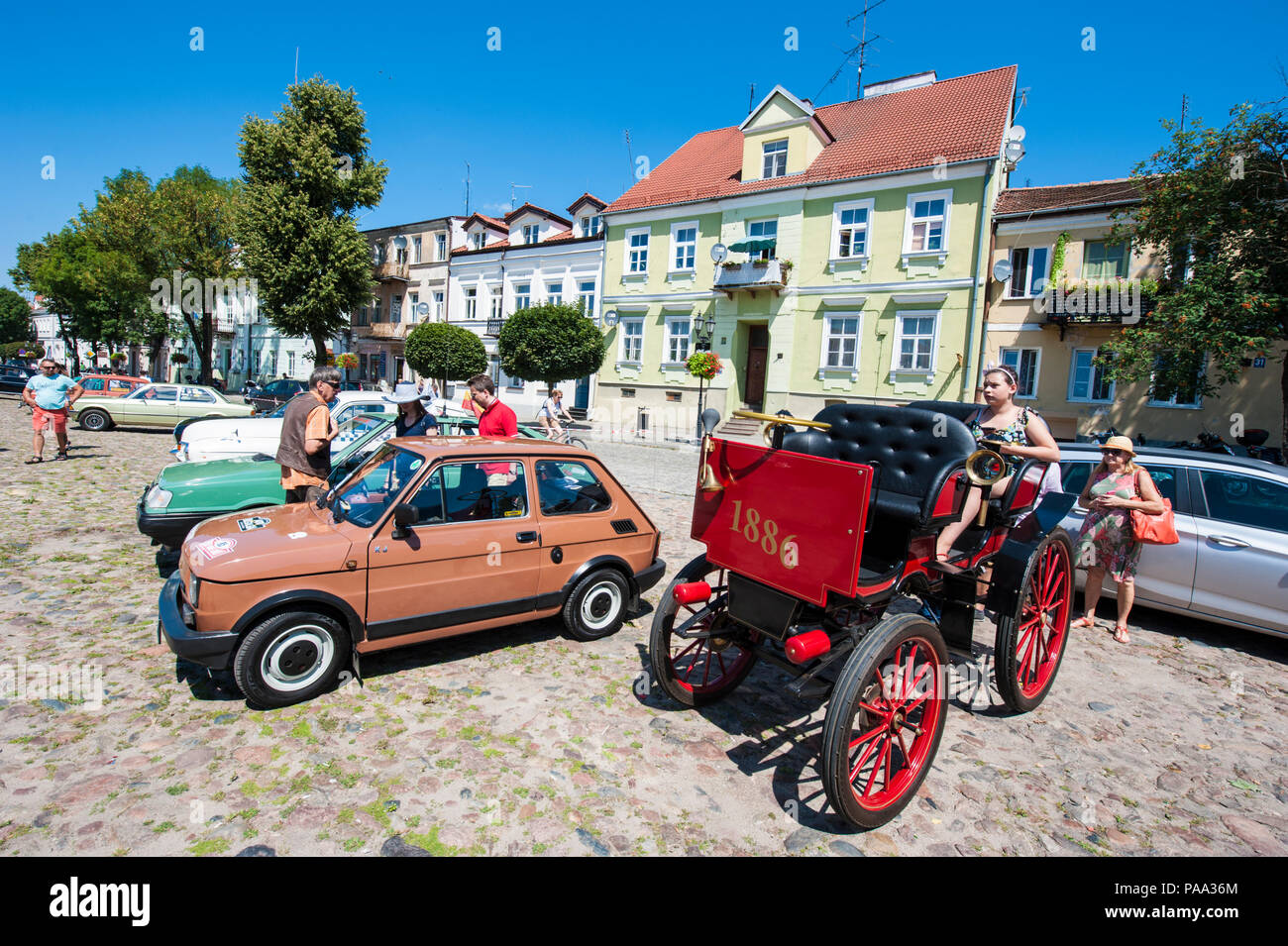 Un piccolo rally di antiche automobili in una città di provincia in Polonia centrale. Foto Stock