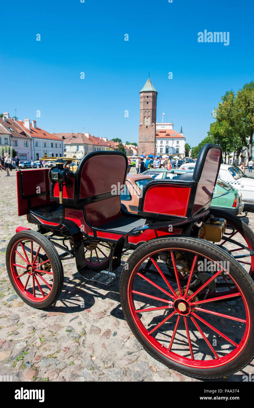 Un piccolo rally di antiche automobili in una città di provincia in Polonia centrale. Foto Stock