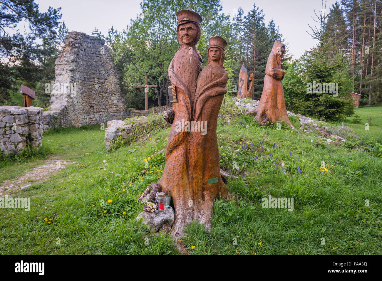 Il cimitero di simbolico in Klastorisko area dedicata alle vittime e le persone associate con Paradiso Slovacco National Park, Slovacchia Foto Stock