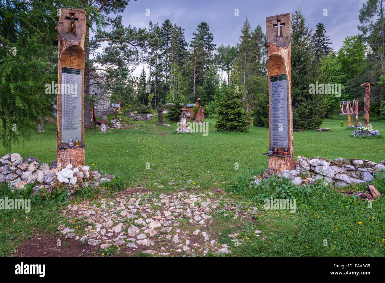 Il cimitero di simbolico in Klastorisko area dedicata alle vittime e le persone associate con Paradiso Slovacco National Park, Slovacchia Foto Stock