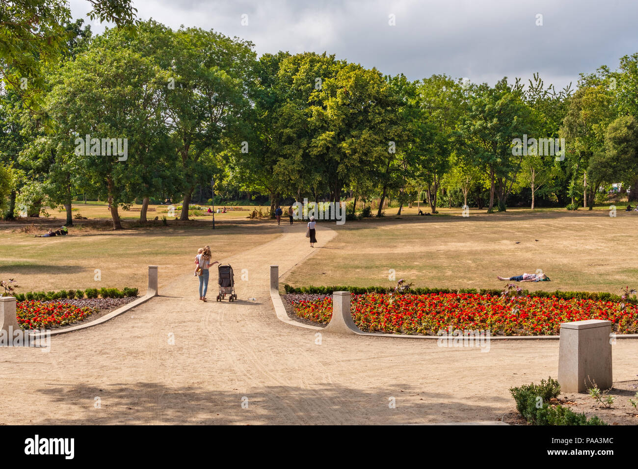 Le persone stanno camminando in un parco di Dublino in un caldo giorno d'estate. Foto Stock