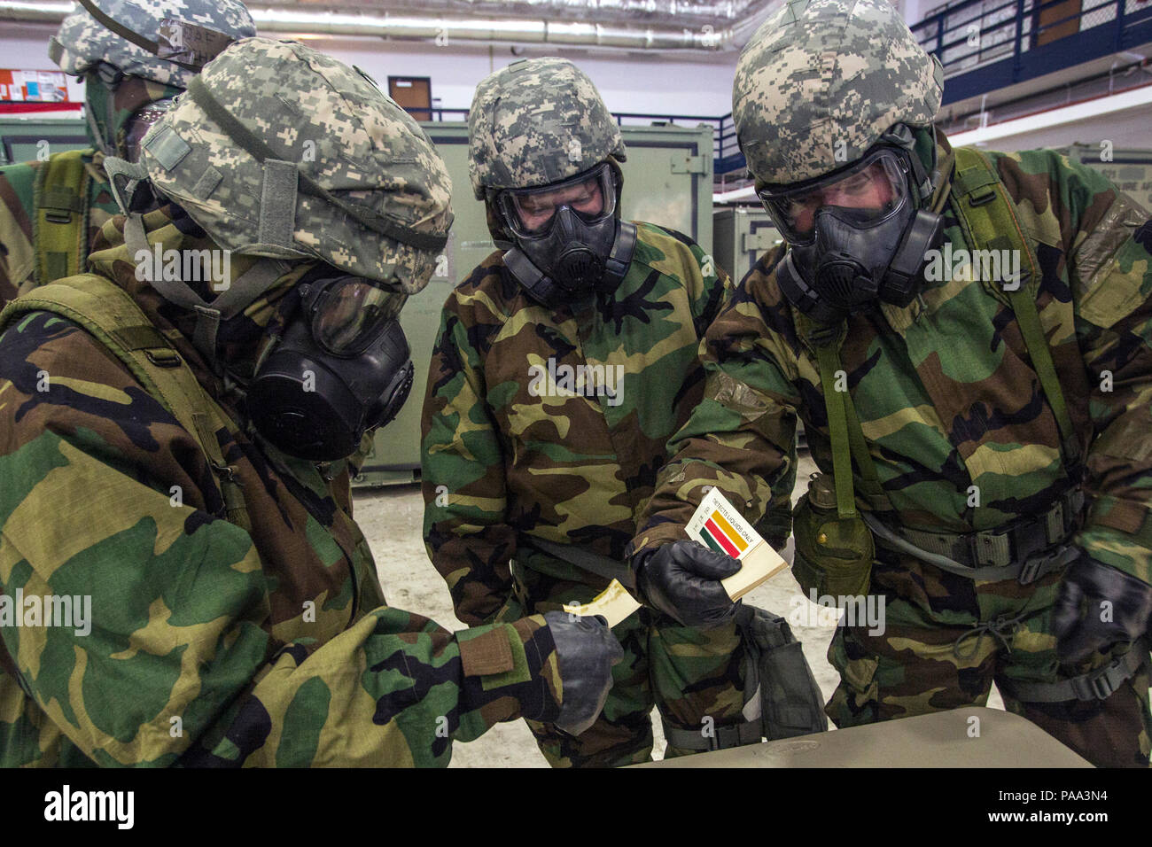 Avieri con il 108th, New Jersey Air National Guard, verificare la presenza di contaminazione durante l'ala di competenze Expeditionary Rodeo a base comuneGuire-Dix Mc-Lakehurst, N.J., 20 marzo 2016. In aggiunta, hanno istruito sulla loro capacità di sopravvivere e di operare in un chimico, biologico, radiologico e nucleare e ambiente. Tali competenze costituiscono il fondamento necessario per tutti gli aviatori di funzionare efficacemente in ambienti ostili. (U.S. Air National Guard foto di Master Sgt. Riferimento C. Olsen/rilasciato) Foto Stock