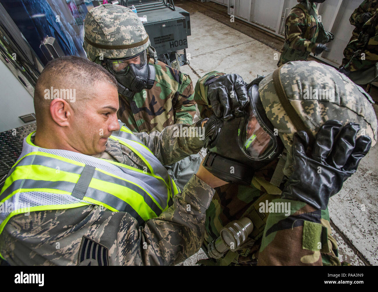 Tech. Sgt. Carlos Morales, a sinistra, la prontezza e la gestione delle emergenze Flight, 108th ingegnere civile Squadron, 108th ala, New Jersey Air National Guard, controlla per vedere se gli avieri hanno correttamente indossato il loro M50 servizio in comune lo scopo generale di maschere e mission-oriented postura di protezione ingranaggio durante l'ala di competenze Expeditionary Rodeo a base comuneGuire-Dix Mc-Lakehurst, N.J., 20 marzo 2016. In aggiunta, hanno istruito sulla loro capacità di sopravvivere e di operare in un chimico, biologico, radiologico e nucleare e ambiente. Tali competenze costituiscono il fondamento necessario per tutti gli avieri per effetto di funzione Foto Stock