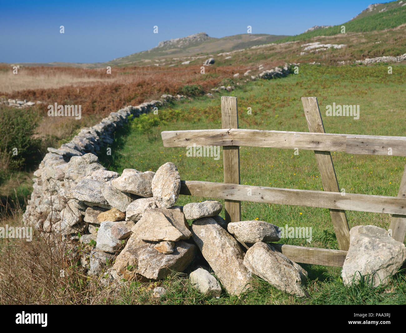 Muri in pietra a secco e i campi in Galizia, Spagna settentrionale Foto Stock