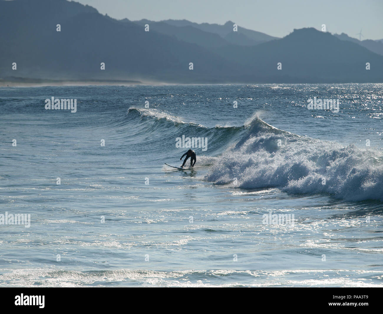 Il surf sulle coste della Galizia, Spagna settentrionale Foto Stock