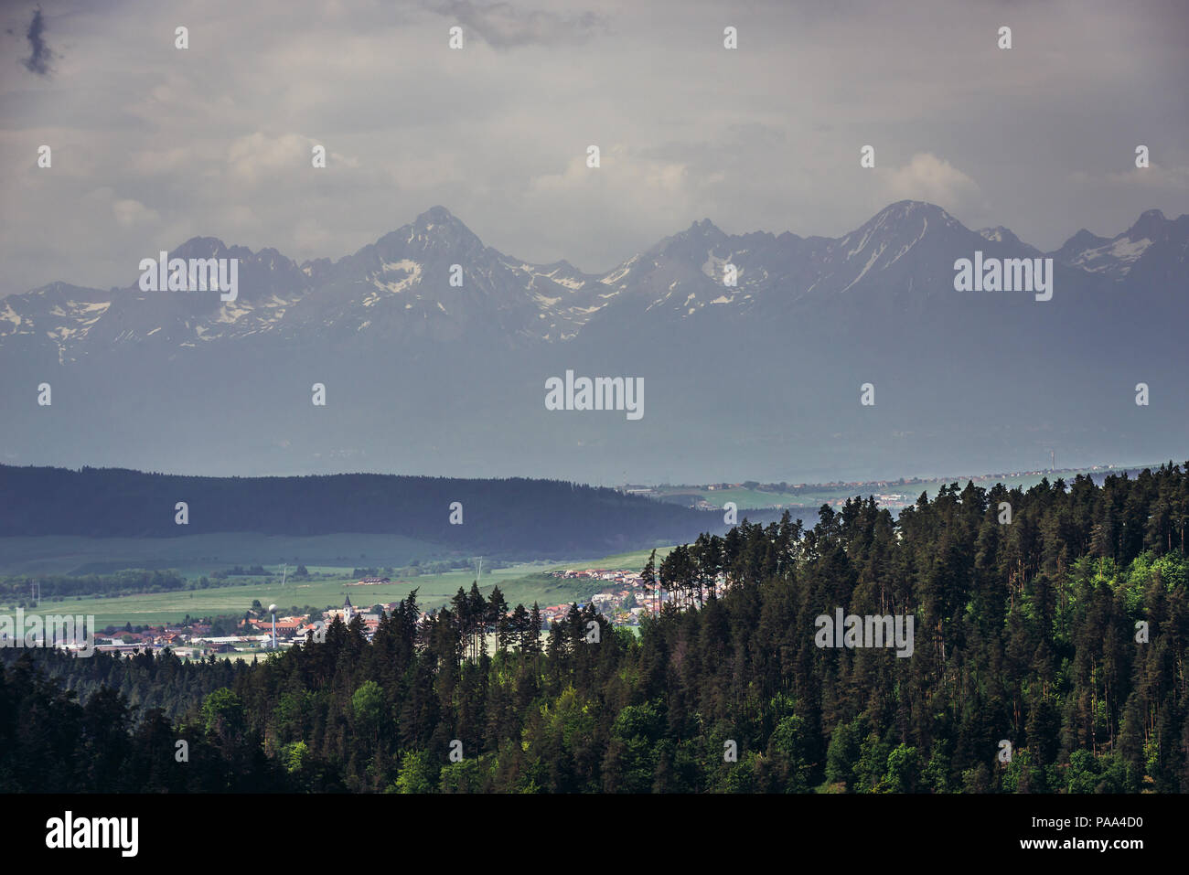 Alti Tatra con picco Gerlach visto da Tomasovsky vyhlad visualizzazione di punto al di sopra del fiume Hornad valley in Paradiso Slovacco National Park, Slovacchia Foto Stock