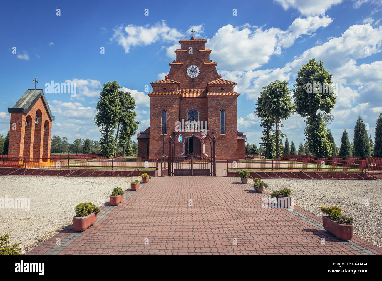 Chiesa di San Giuseppe nel villaggio di Zalipie nella Piccola Polonia voivodato di Polonia, famosa per la sua tradizione locale di folk dipinti Foto Stock