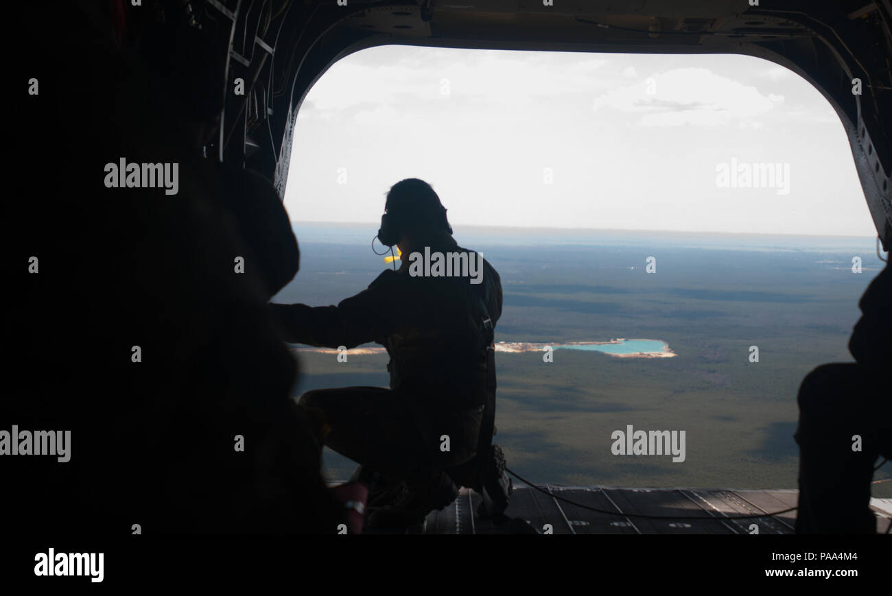 Sgt. 1. Classe Nicholas Pitz, Un jumpmaster, Operazioni speciali distacco utilizza un giallo streamer per pratica di distribuzione i salti da un CH-47 Chinook senza impiego di personale al di sopra di Coyle campo attacco aria base, N.J., 18 marzo, 2016. Jumpmasters sono responsabili della sicurezza dei loro ponticelli e passare attraverso una formazione supplementare. (U.S. Esercito foto di Spc. Elizabeth Scott) foto è stata ritagliata ed esposizione regolata per evidenziare l'oggetto. Foto Stock