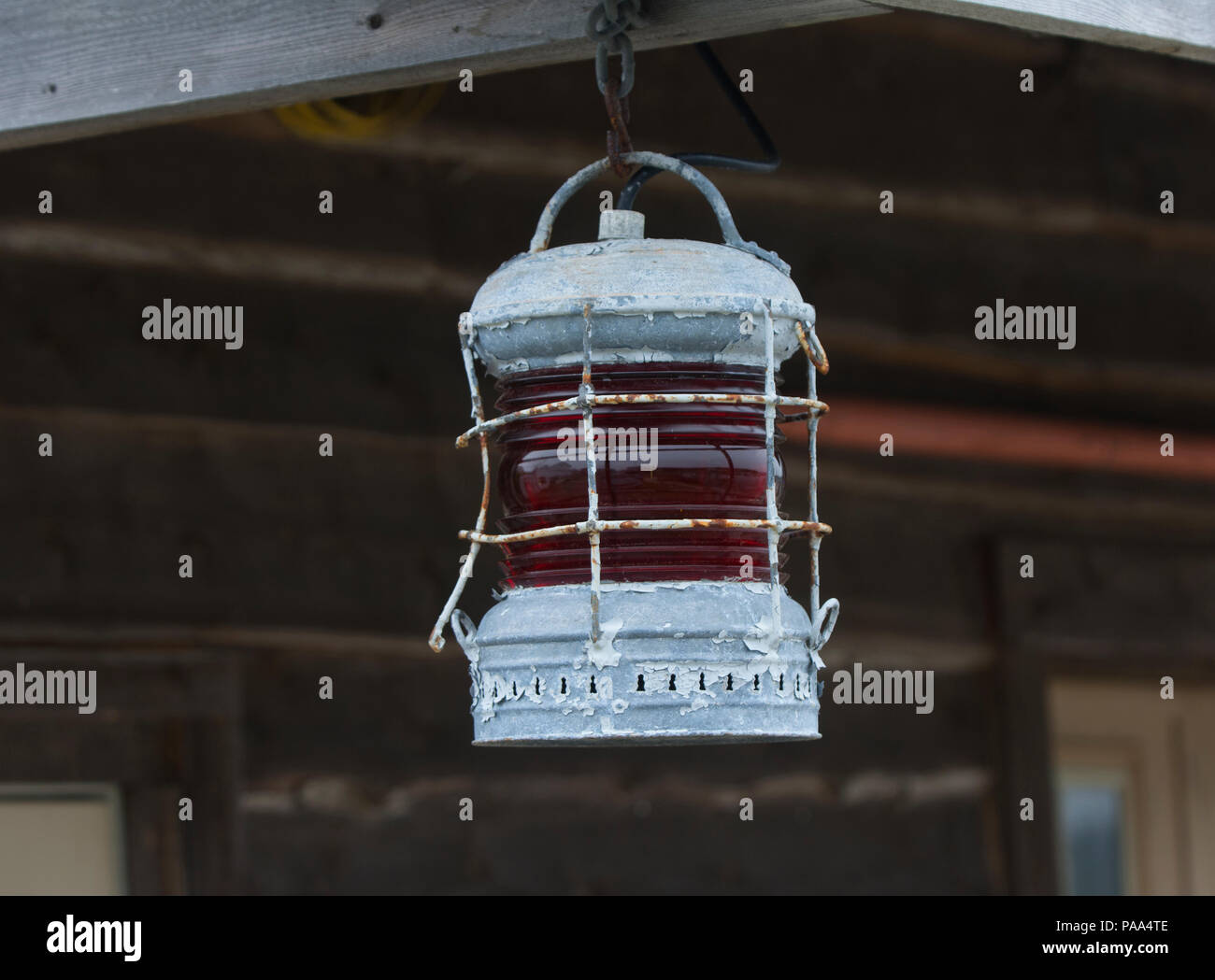 Un vecchio navi lanterna pende da una capanna di astice in South Bristol, Maine, Stati Uniti d'America Foto Stock