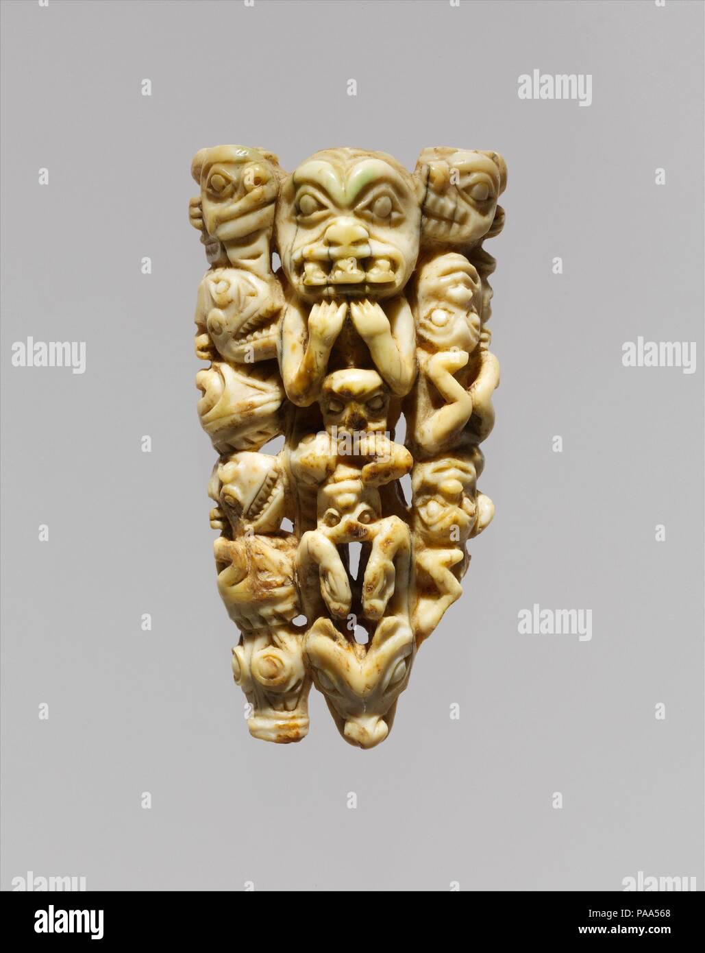 Amulet. Cultura: Tlingit. Dimensioni: H. 3 7/8 x W. 2 1/8 x D. 7/8 in. (9.9 x 5.4 x 2.2cm). Data: 1820-50. Museo: Metropolitan Museum of Art di New York, Stati Uniti d'America. Foto Stock