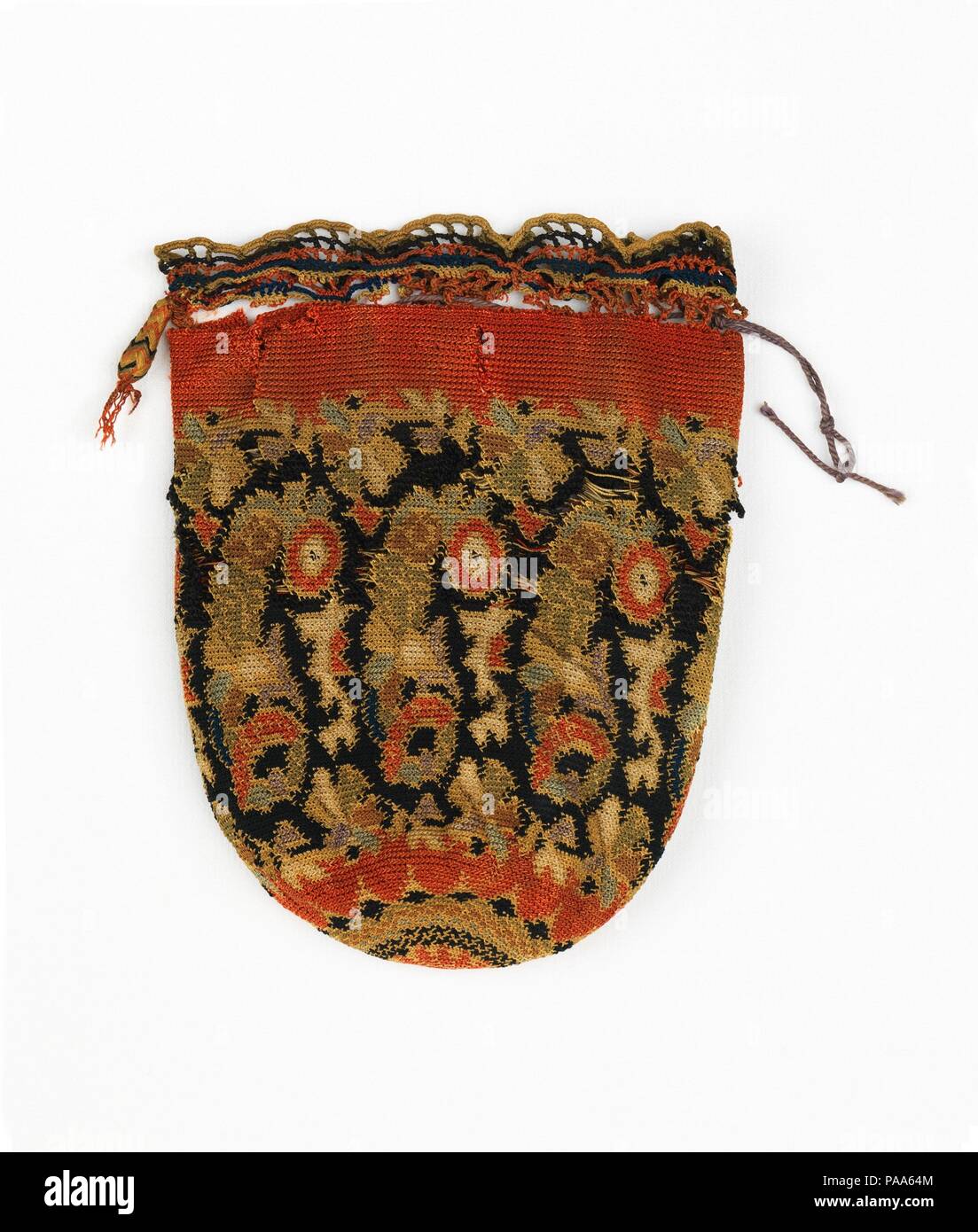 Custodia. Cultura: Europeo, est. Data: 1840-60. Nonostante la sua condizione, questa custodia sacchetto è notevole per la sua perizia artigianale. Patterning di effetti normalmente ottenuto mediante il procedimento di tessitura vengono replicati qui a crochet. I motivi suggeriscono la croce-influenza culturale dell'Impero Ottomano. Secondo il donatore, questa borsa è stato originariamente dalla regione balcanica dell'Europa Orientale, un'area che al momento inclusa la Serbia, la Bosnia Erzegovina e la Croazia. Museo: Metropolitan Museum of Art di New York, Stati Uniti d'America. Foto Stock