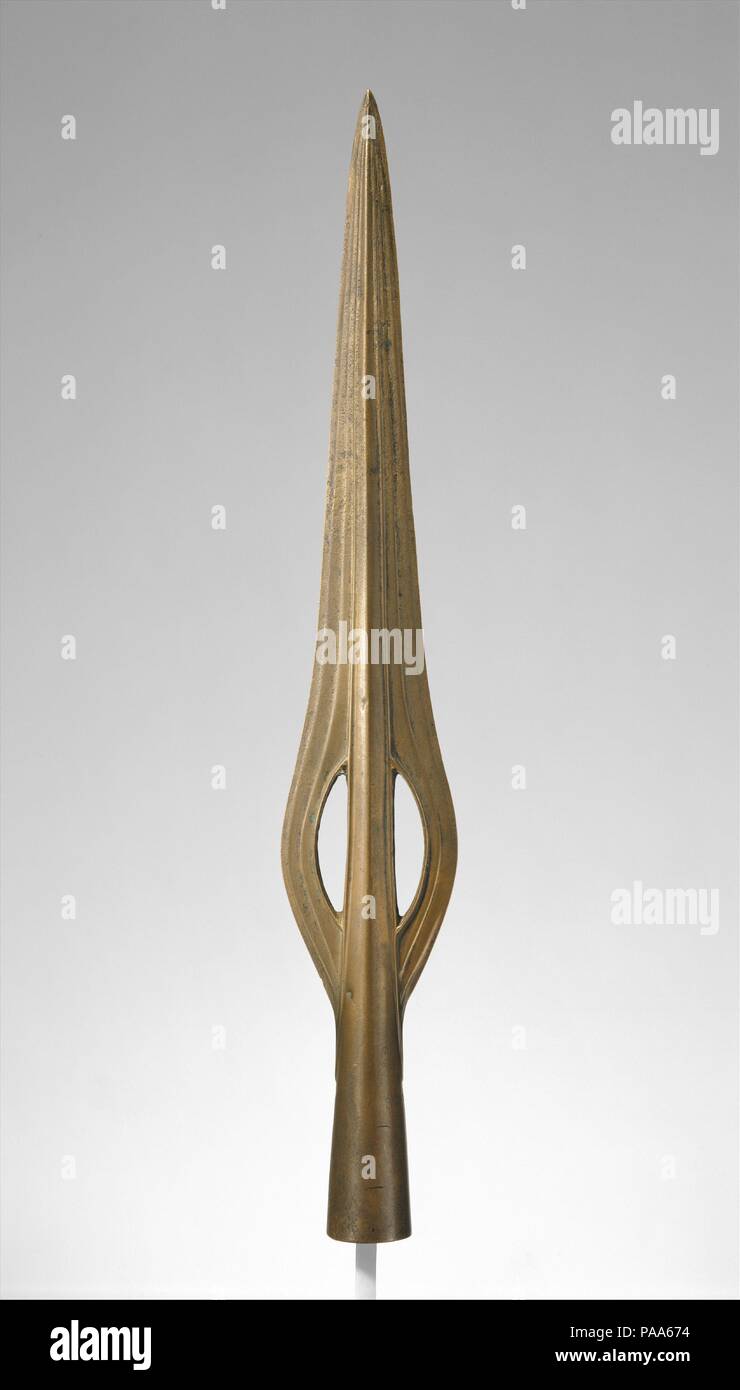 Punta di diamante. Cultura: Età del Bronzo. Dimensioni: complessivo: 15 9/16 x 2 3/8 poll. (39,5 x 6,1 cm) legno: 5 1/8a. (13cm). Data: 1200-800 A.C.. Questa punta di diamante rappresenta la più alta tradizione del British Età del Bronzo. Il pezzo è innegabilmente bella: la sua forma è elegante e riserva al punto di evocare arte moderna. La presa della punta di diamante è cava e comprende due fori per spina. Questi consentirebbe l'albero della lancia per essere sostituiti spesso senza eccessive difficoltà; un possesso come questo sarebbe troppo preziosa per non usare di nuovo e di nuovo. Quando dato al museo, non vi era in realtà un piccolo sec Foto Stock