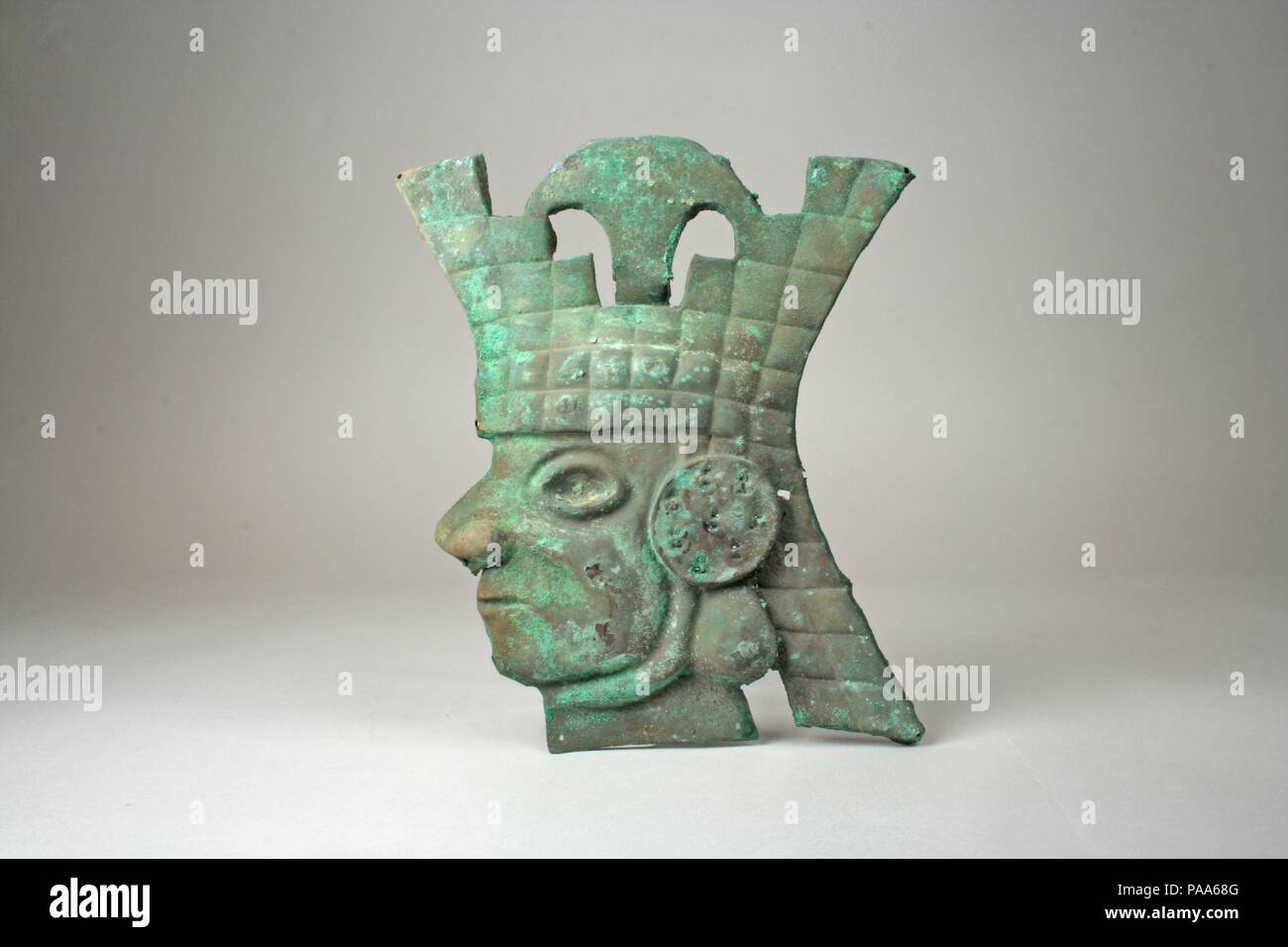 Guerriero profilo volto. Cultura: Moche (Loma Negra). Dimensioni: H. 8 1/2 x W. 7 1/2 x D. 1 3/16 in. (21,6 x 19,1 x 3 cm). Data: 390-450. Museo: Metropolitan Museum of Art di New York, Stati Uniti d'America. Foto Stock